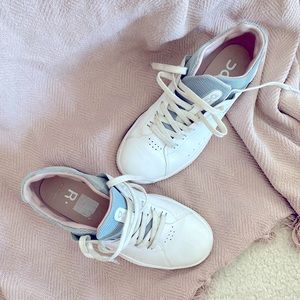 ON white sneaker size 8